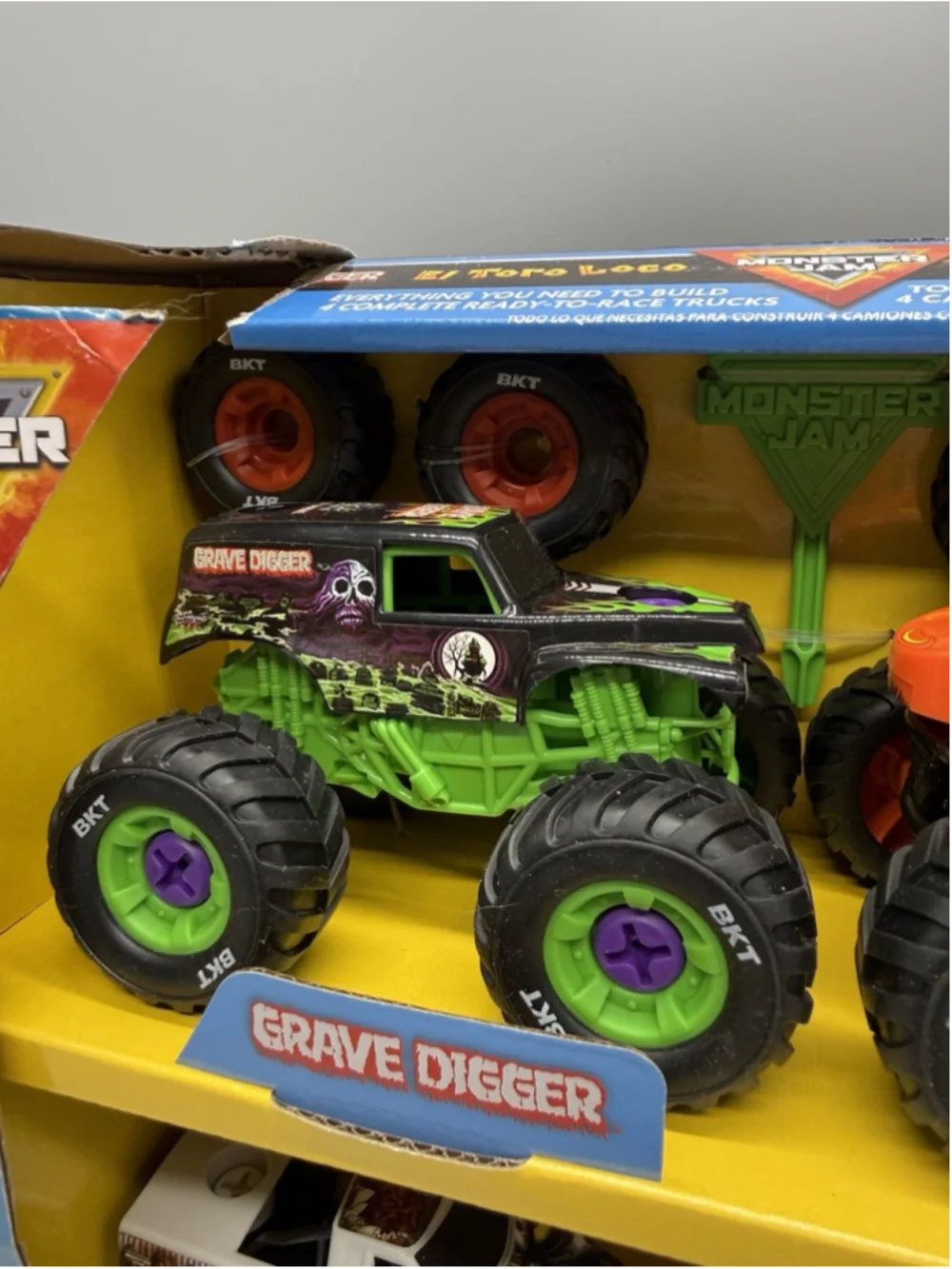 Monster Jam Mechanix 4 Pack Rebuild 1/43 El Toro Grave Digger Zombie Meglodon